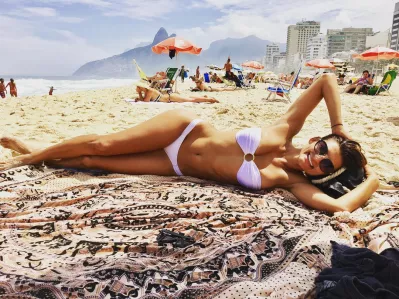 Tutto quello che devi sapere sulla moda da spiaggia, scegli il costume da bagno perfetto! : Fashion lady sulla spiaggia
